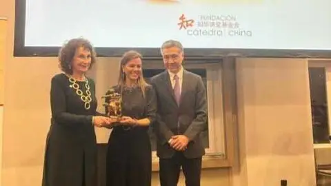 Almudena Ma&iacute;llo recogiendo el Premio C&aacute;tedra China por el proyecto de transformaci&oacute;n urbana de Usera