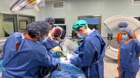 Intervenci&oacute;n Robot Mazor - Foto Comunidad de Madrid