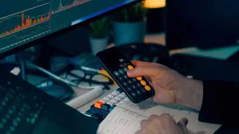 An&aacute;lisis financiero profesional ordenador y calculadora - Foto de Jakub Zerdzicki de Pexels (Canva)