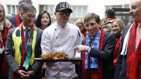 Almeida participa en la presentaci&oacute;n del A&ntilde;o Nuevo chino