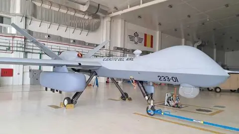 El Predator B con el POD SOAR bajo el ala derecha - Foto del Ej&eacute;rcito del Aire y del Espacio