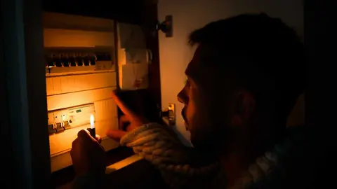 Hombre revisando electricidad en su domicilio tras apag&oacute;n - Foto de Daria Kulkova de Getty Images