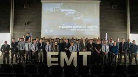 Foto clausura de la nueva promoci&oacute;n de profesionales de la conducci&oacute;n de EMT Madrid