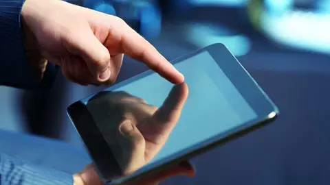 Hombre con la tablet - Foto de pixelshot (Canva)