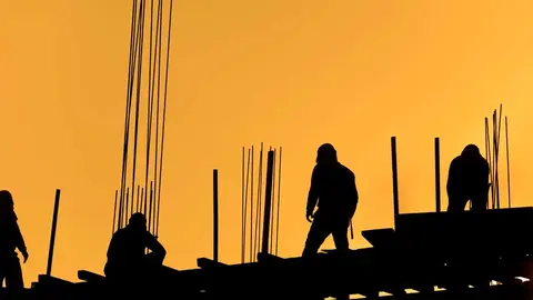 Trabajadores en una obra - Foto de uchar de Getty Images Signature