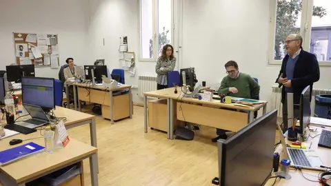 Fern&aacute;ndez en la oficina de tramitaci&oacute;n de las Tarjetas Familia del distrito de Tetu&aacute;n - Foto Ayuntamiento de Madrid