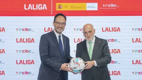 Antonio Hernando Vera, secretario de Estado de Telecomunicaciones, y Javier Tebas, presidente de LaLiga - Foto de LaLiga