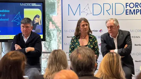 Momento del primer di&aacute;logo durante el acto de presentaci&oacute;n del dec&aacute;logo - Foto de Madrid Foro Empresarial