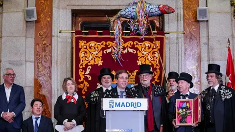 Recepci&oacute;n a los integrantes de la Alegre Cofrad&iacute;a del Entierro de la Sardina en la Casa de la Villa, acto con el que Madrid despide las fiestas de carnaval 2026