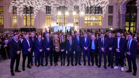 Almeida con los homenajeados en la II Gala de Clubes Hist&oacute;ricos Deportivos de Madrid
