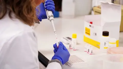 Una trabajadora del Laboratorio de Salud P&uacute;blica de Madrid Salud manipula unas muestras