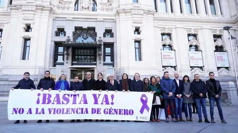 El alcalde de Madrid, Jos&eacute; Luis Mart&iacute;nez-Almeida, acompa&ntilde;ado de varios miembros del Gobierno municipal y de representantes de los grupos pol&iacute;ticos durante el minuto de silencio