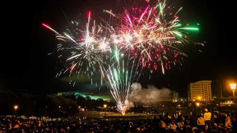 Fuegos artificiales en el parque de Pradolongo