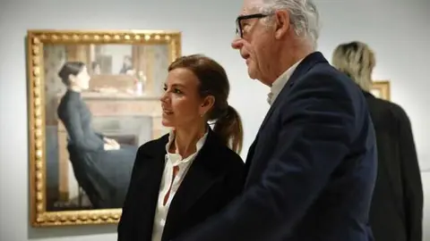 Ma&iacute;llo junto al director gerente del museo, Evelio Acevedo, en la exposici&oacute;n &lsquo;Hammersh&oslash;i. El ojo que escucha&rsquo;