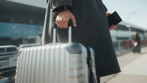 Maleta en el aeropuerto - Foto de Zulqarnain&acute;s @alexa-awans-images en Canva