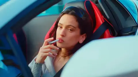 Captura de pantalla de YouTube del v&iacute;deo de la canci&oacute;n 'La Perla', de Rosal&iacute;a.