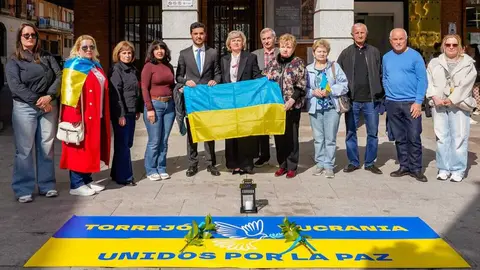 Minuto de silencio por Ucrania - Foto del Ayuntamiento de Torrej&oacute;n de Ardoz