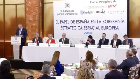 Cortes Pulido, de pie, durante su alocuci&oacute;n - Foto de Di&aacute;logos para la Democracia (Servimedia)