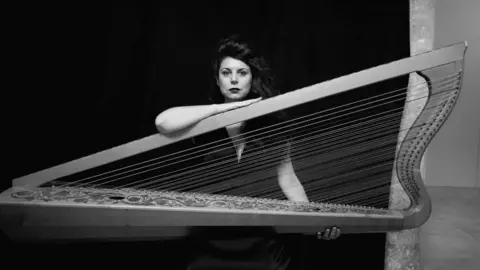 La arpista Sara &Aacute;gueda. Imagen de Kaothicalice