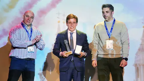 Almeida,  acompa&ntilde;ado por la vicealcaldesa y delegada de Seguridad y Emergencias, Inma Sanz, durante la entrega del Premio Mar&iacute;a Jos&eacute; Garc&iacute;a S&aacute;nchez, que le ha otorgado el CEP