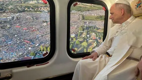 El papa Le&oacute;n XIV, sobrevolando en helic&oacute;ptero a los j&oacute;venes en Tor Vergata - Foto de Vatican Media