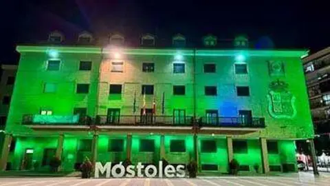 Ayuntamiento iluminado de verde 2025 - Foto del Ayuntamiento de M&oacute;stoles