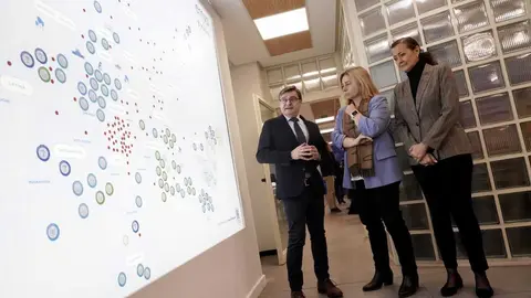Sanz, Gonz&aacute;lez y Navarro viendo el mapa de vivienda p&uacute;blica EMVS Madrid - Foto Ayuntamiento de Madrid