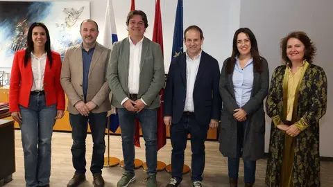 Javier Ayala junto a las concejalas M&oacute;nica Sebasti&aacute;n y Lara Pa&uacute;l y representantes de pol&iacute;gonos empresariales - Foto del Ayuntamiento de Fuenlabrada