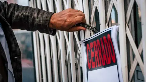 Comercio cerrado | Foto de 123RF/simonapilolla