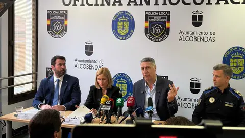 La alcaldesa Roc&iacute;o Garc&iacute;a presenta la nueva Oficina Antiocupaci&oacute;n de Alcobendas junto a Xavier Garc&iacute;a Albiol