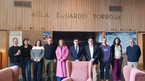 Gonz&aacute;lez con personal del IETcc-CSIC