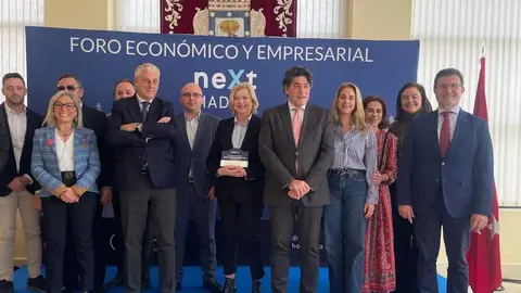 Paloma Garc&iacute;a Romero en el VII Foro Econ&oacute;mico y Empresarial de Hortaleza junto al concejal del distrito, David P&eacute;rez