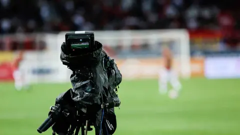 Retransmisi&oacute;n de un partido de f&uacute;tbol - Foto de Getty Images (Canva)