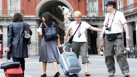 Turistas en la plaza Mayor de Madrid (imagen de archivo)