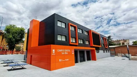 Im&aacute;genes del exterior de la Escuela Municipal de Talento Digital