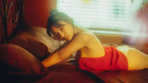 Mujer seduciendo a la c&aacute;mara en una cama - Tung Lam de Pexels