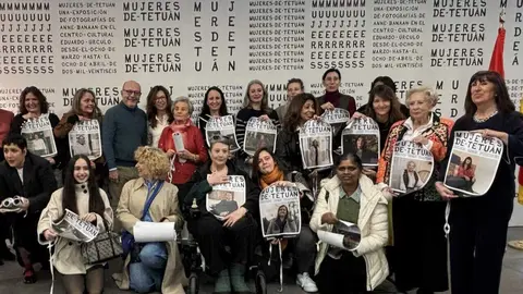El delegado de Pol&iacute;ticas Sociales, Familia e Igualdad, Jos&eacute; Fern&aacute;ndez, y la concejala de Tetu&aacute;n, Paula G&oacute;mez-Angulo, junto a varias de las vecinas del distrito que han participado en la exposici&oacute;n.