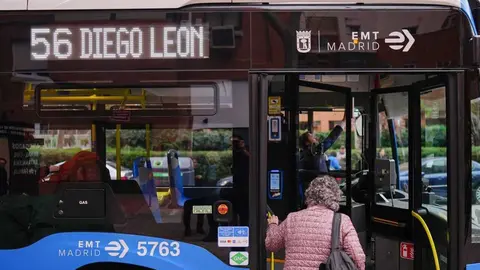 Bus EMT Madrid l&iacute;nea 56 en primera parada - Foto Ayuntamiento de Madrid