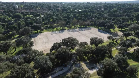 Antiguo campo de f&uacute;tbol en Montepr&iacute;ncipe utilizado como aparcamiento provisional - Foto del Ayuntamiento de Boadilla del Monte