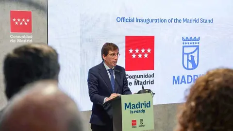 Almeida durante la presentaci&oacute;n estand de Madrid en la feria internacional inmobilia MIPIM 2026