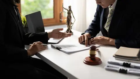 Abogado con cliente - Foto de Natee Meepian's Images