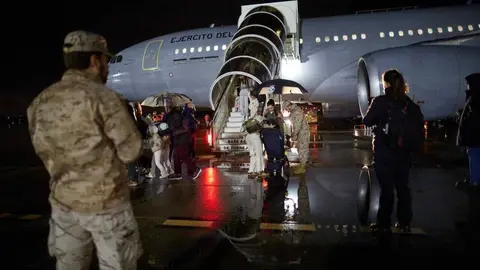 Llegada de ciudadanos repatriados a la Base A&eacute;rea de Torrej&oacute;n - Foto del MAEC