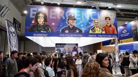 Sanz visita el estand del Ayuntamiento de Madrid en la feria Aula 2026