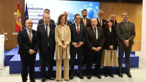 Foto de familia antes de la Jornada sobre Industria celebrada en la sede de CEOE (Madrid), con el presidente de CEOE, Antonio Garamendi, y el ministro Jordi Hereu - Foto de la CEOE