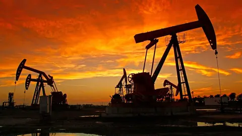 Industria petr&oacute;leo de noche - Foto de pandemin de Getty Images