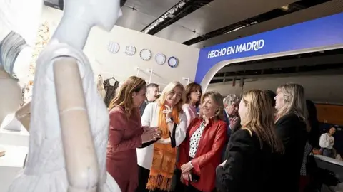 Sanz e Hidalgo en la presentaci&oacute;n del sello &lsquo;Hecho en Madrid&rsquo; en el estand hom&oacute;nimo ubicado en IFEMA Madrid, en el seno de la MBFWM