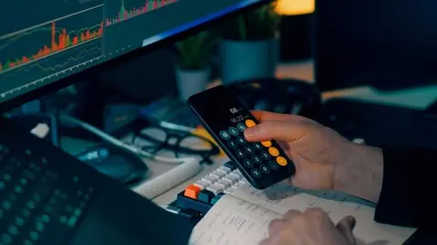 An&aacute;lisis financiero profesional ordenador y calculadora - Foto de Jakub Zerdzicki de Pexels (Canva)