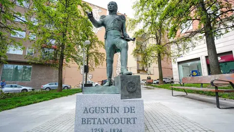 Imagen de la estatua erigida en el distrito de Chamber&iacute; en honor al ingeniero Agust&iacute;n de Betancourt