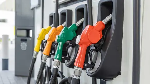 Gasolinera con surtidores de colores - Foto de Kanpisut de Jookiko (Canva)