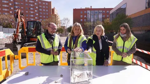 La vicealcaldesa ha colocado la primera piedra junto a los delegados de Obras y Equipamientos y de Pol&iacute;ticas Sociales, Familia e Igualdad y la concejala del distrito - Foto Ayuntamiento de Madrid